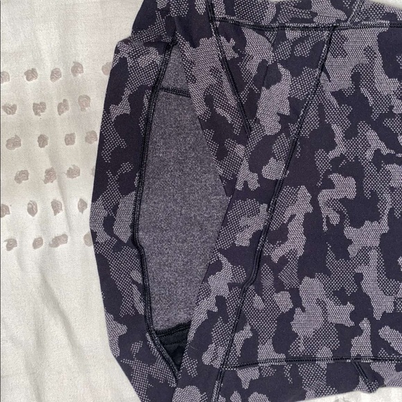 Lululemon Black Camo Long Sleeve Women’s Size 4 - Picture 5 of 6